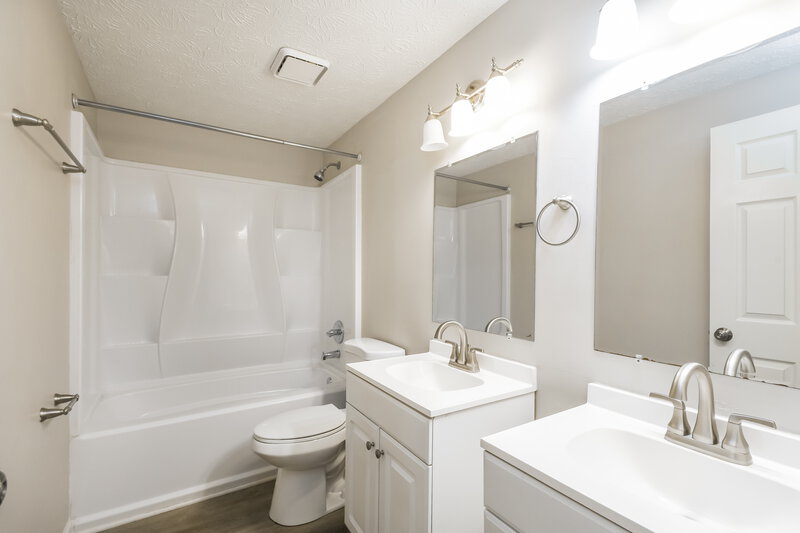 2,460/Mo, 4320 Oil Creek Dr Indianapolis, IN 46268 Bathroom View
