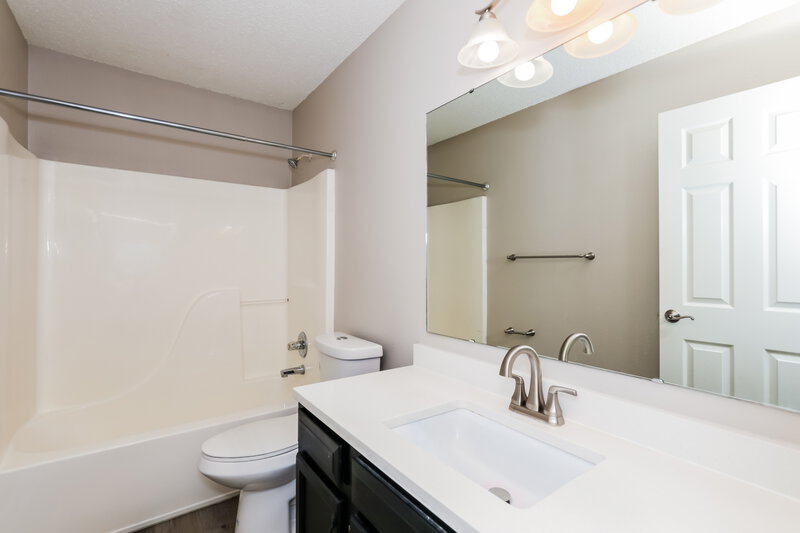 2,620/Mo, 9803 Trail Dr Avon, IN 46123 Bathroom View