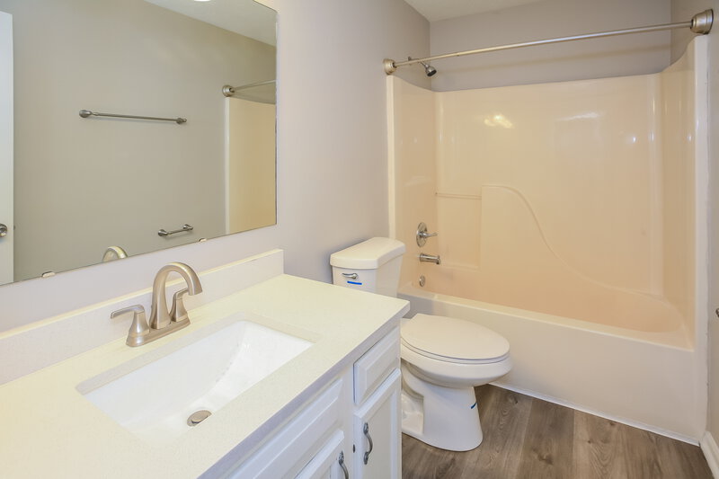 1,700/Mo, 1449 Country Pointe Dr Indianapolis, IN 46234 Bathroom View