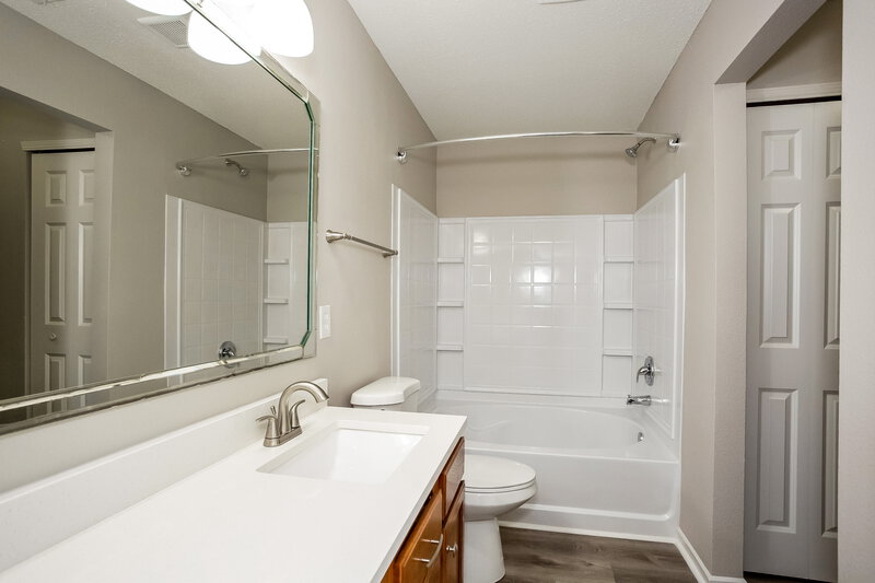 2,730/Mo, 600 Streamside Dr Greenfield, IN 46140 Main Bathroom View