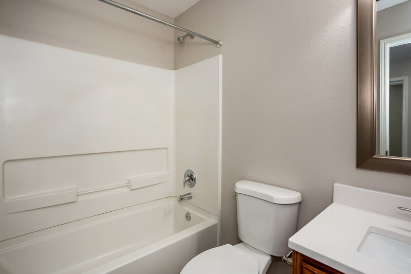 2,730/Mo, 600 Streamside Dr Greenfield, IN 46140 Bathroom View
