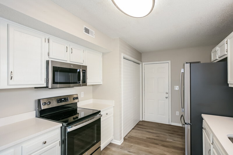 1,975/Mo, 4349 Village Trace Ct Indianapolis, IN 46254 Kitchen View 2