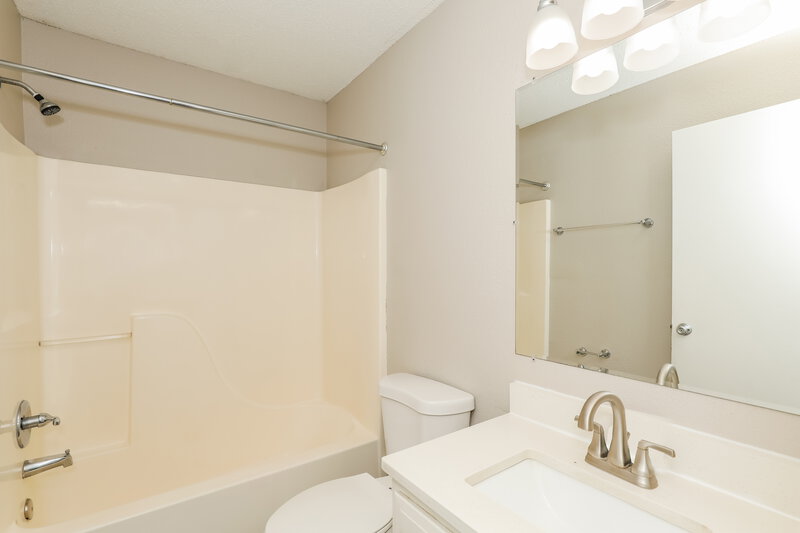 1,895/Mo, 4349 Village Trace Ct Indianapolis, IN 46254 Bathroom View