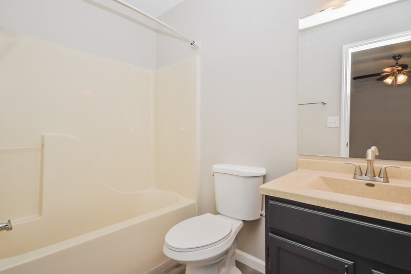 1,585/Mo, 6959 Kellum Dr Indianapolis, IN 46221 Main Bathroom View