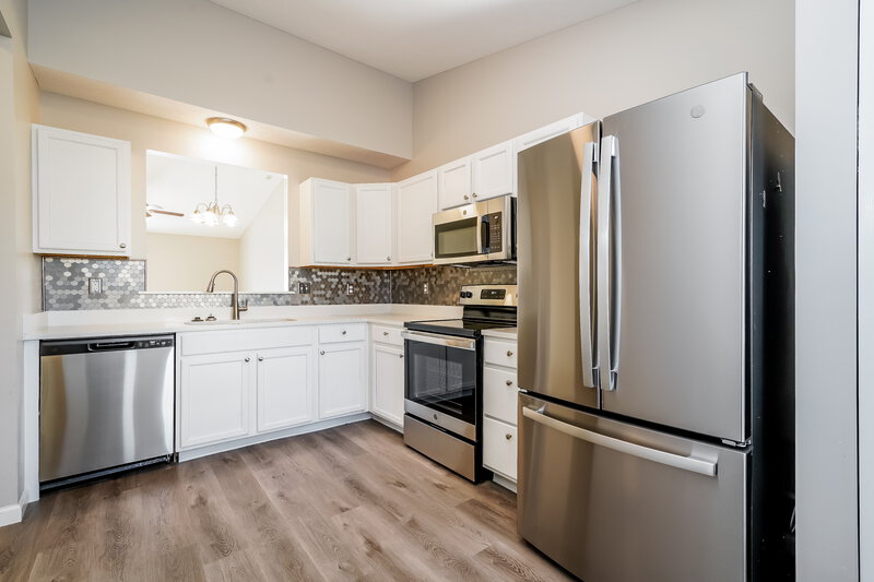 1,650/Mo, 6869 Fair Ridge Dr Indianapolis, IN 46221 Kitchen View 2