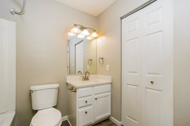 1,650/Mo, 6869 Fair Ridge Dr Indianapolis, IN 46221 Main Bathroom View