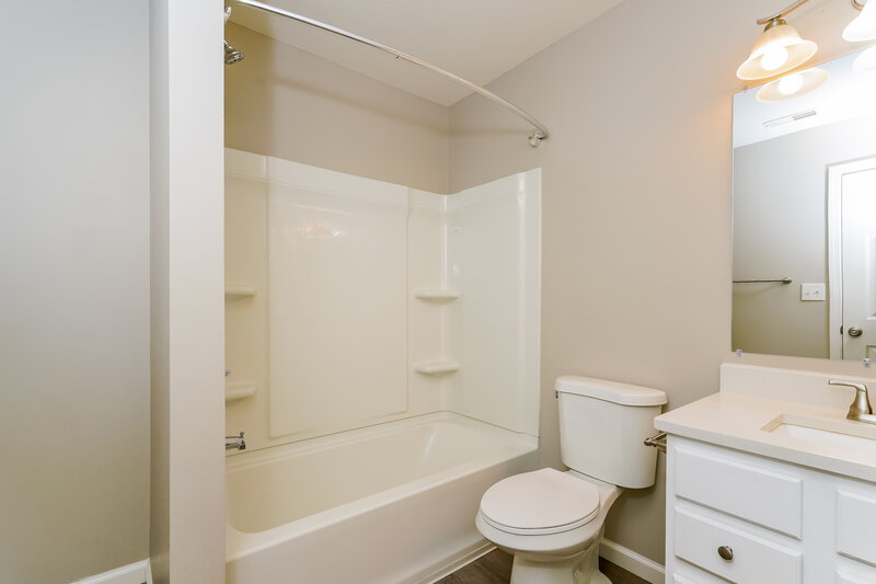 1,650/Mo, 6869 Fair Ridge Dr Indianapolis, IN 46221 Bathroom View