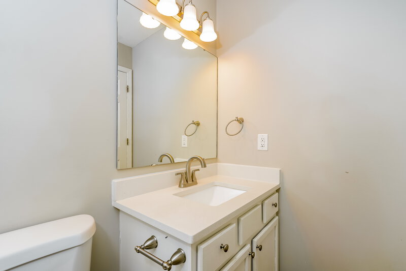 1,650/Mo, 6869 Fair Ridge Dr Indianapolis, IN 46221 Bathroom View 2