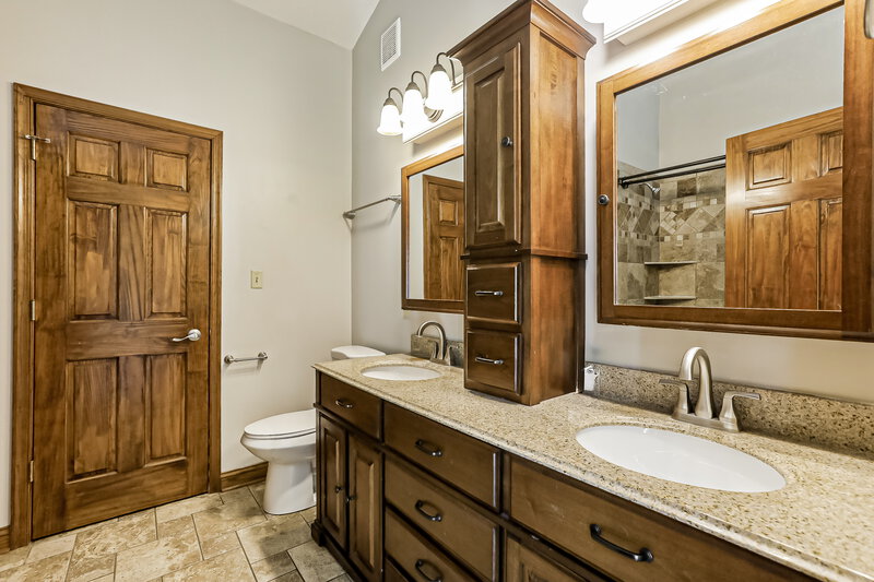 2,070/Mo, 8867 Sundrop Rd Indianapolis, IN 46231 Main Bathroom View