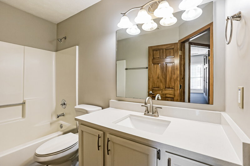 2,070/Mo, 8867 Sundrop Rd Indianapolis, IN 46231 Bathroom View