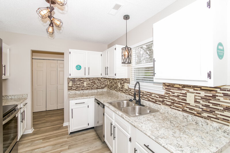 2,220/Mo, 3428 W 54th St Indianapolis, IN 46228 Kitchen View