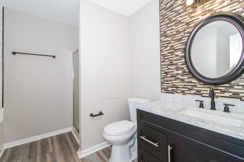 2,220/Mo, 3428 W 54th St Indianapolis, IN 46228 Main Bathroom View