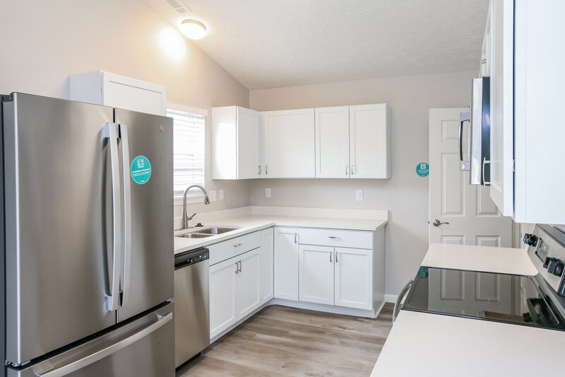1,935/Mo, 2601 Cooper Pointe Cir Indianapolis, IN 46268 Kitchen View