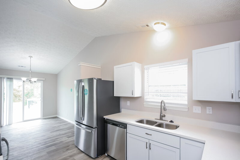 1,935/Mo, 2601 Cooper Pointe Cir Indianapolis, IN 46268 Kitchen View 2