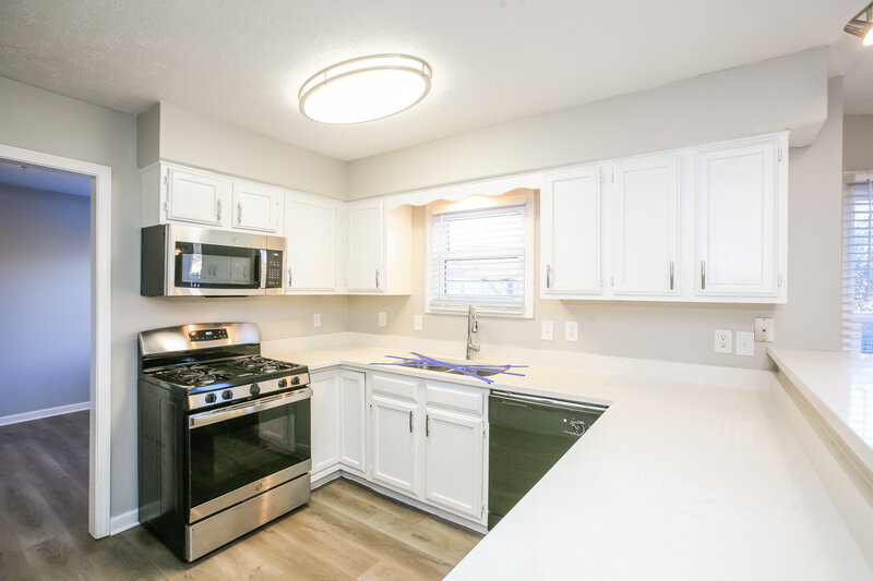 2,300/Mo, 656 Sunbird Cir Indianapolis, IN 46231 Kitchen View