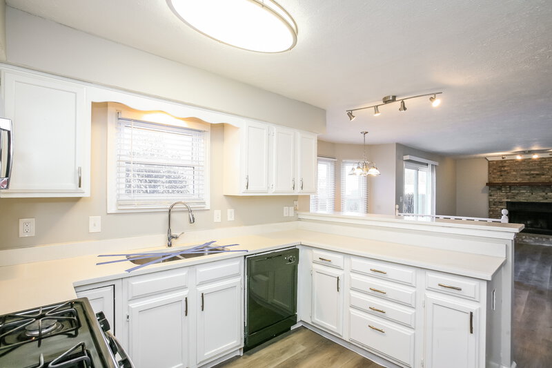 2,300/Mo, 656 Sunbird Cir Indianapolis, IN 46231 Kitchen View 2