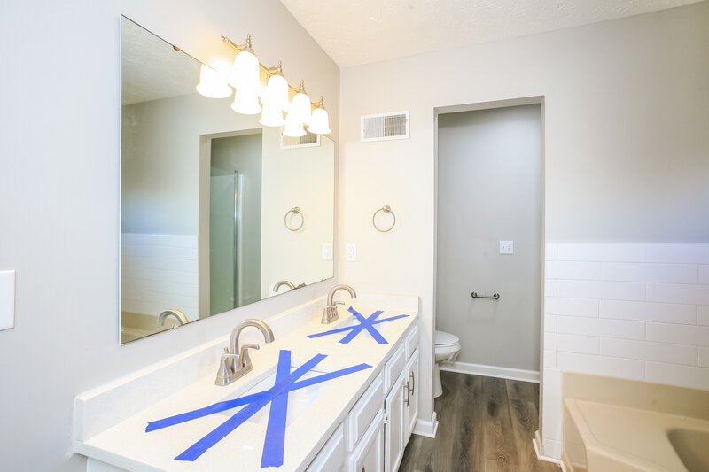 2,300/Mo, 656 Sunbird Cir Indianapolis, IN 46231 Main Bathroom View