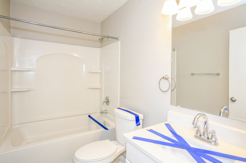 2,300/Mo, 656 Sunbird Cir Indianapolis, IN 46231 Bathroom View
