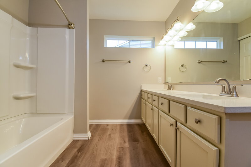 1,990/Mo, 3844 Boundary Bay Dr Indianapolis, IN 46217 Main Bathroom View