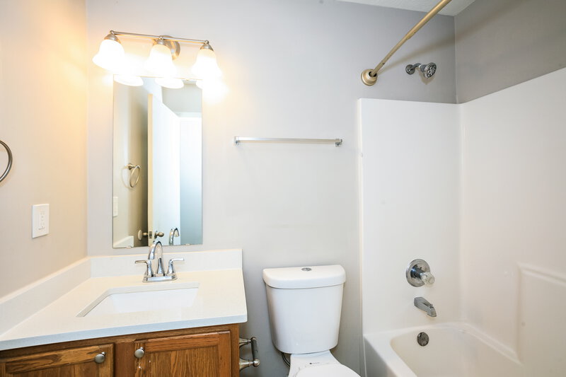 1,890/Mo, 10673 Hoosier Ct Indianapolis, IN 46234 Main Bathroom View