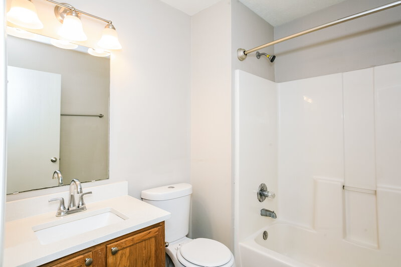 1,890/Mo, 10673 Hoosier Ct Indianapolis, IN 46234 Bathroom View