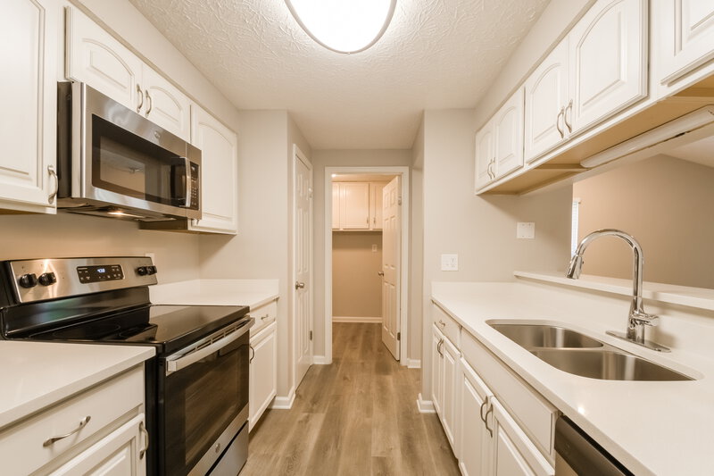 2,045/Mo, 4419 Deerview Ct Indianapolis, IN 46268 Kitchen View