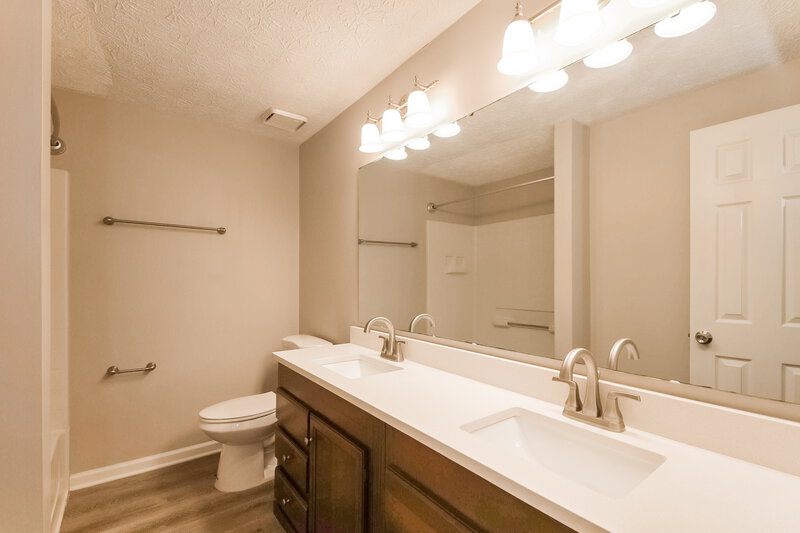 2,045/Mo, 4419 Deerview Ct Indianapolis, IN 46268 Main Bathroom View
