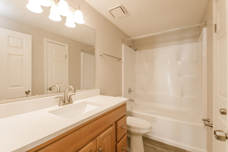 2,045/Mo, 4419 Deerview Ct Indianapolis, IN 46268 Bathroom View