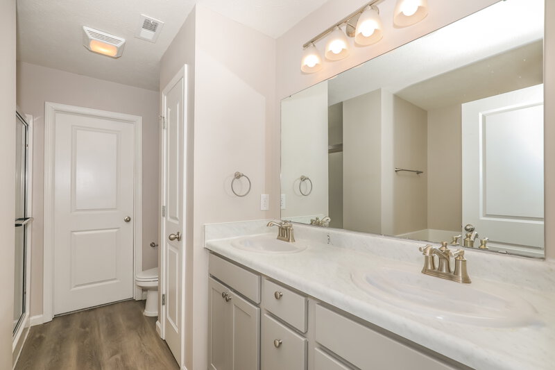 2,370/Mo, 8169 Bluesage Way Plainfield, IN 46168 Main Bathroom View