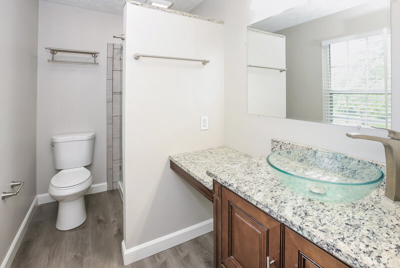 2,235/Mo, 3702 W 43rd Terrace Indianapolis, IN 46228 Main Bathroom View
