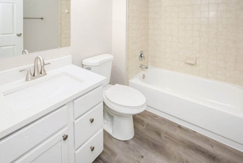 2,235/Mo, 3702 W 43rd Terrace Indianapolis, IN 46228 Bathroom View