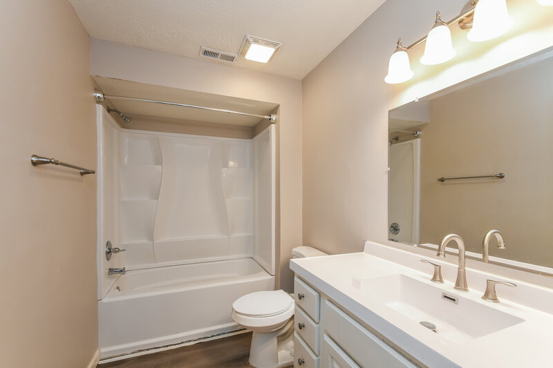 2,690/Mo, 7548 Sycamore Grove Ct Indianapolis, IN 46260 Main Bathroom View
