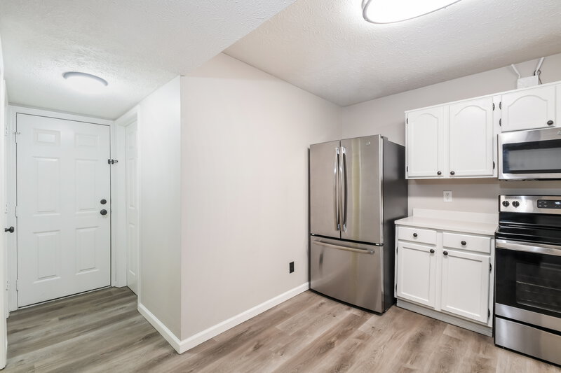 2,050/Mo, 2136 Walnut Meadow Ct Indianapolis, IN 46234 Kitchen View 2