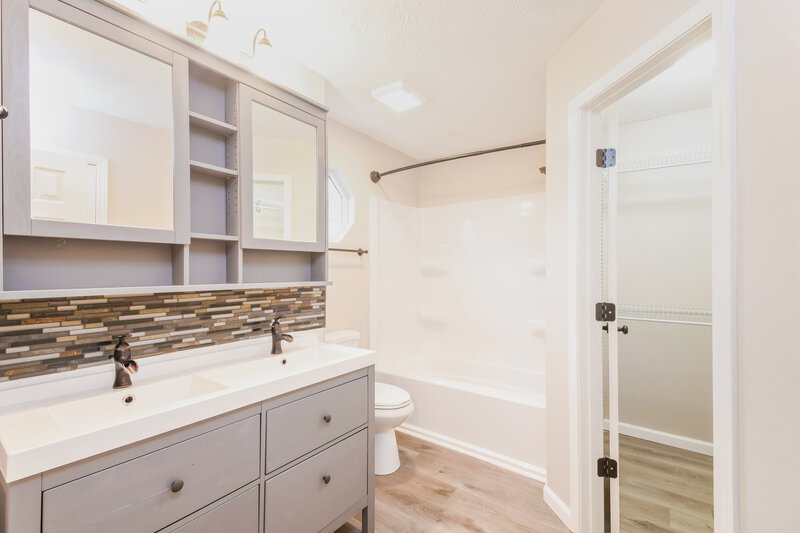 2,050/Mo, 2136 Walnut Meadow Ct Indianapolis, IN 46234 Main Bathroom View