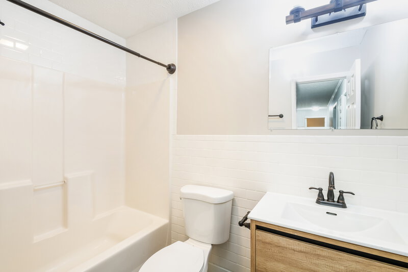 2,050/Mo, 2136 Walnut Meadow Ct Indianapolis, IN 46234 Bathroom View