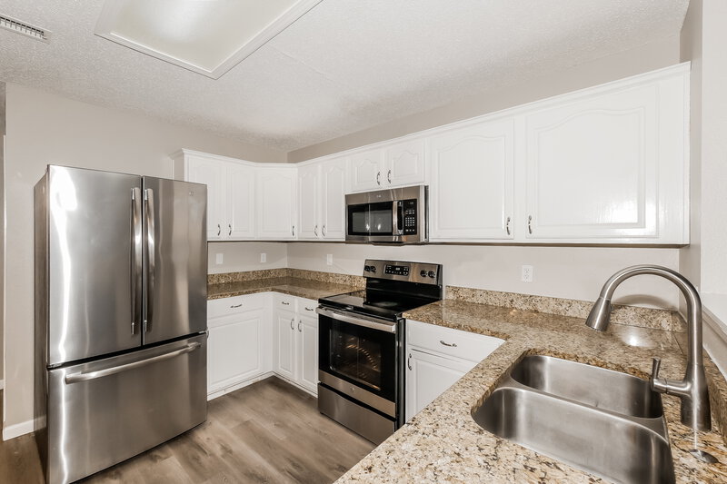 3,200/Mo, 5111 Whisenand Dr Indianapolis, IN 46254 Kitchen View 2