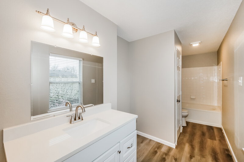 3,200/Mo, 5111 Whisenand Dr Indianapolis, IN 46254 Main Bathroom View