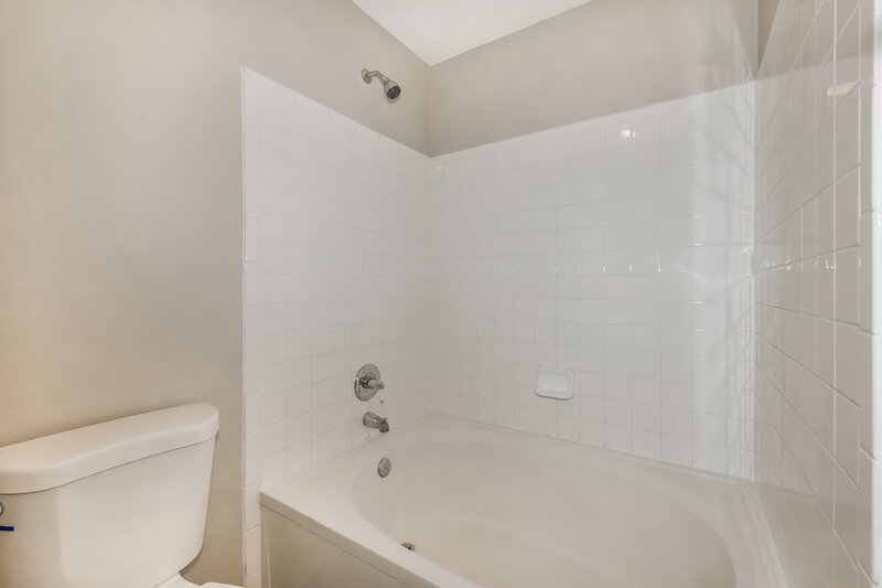 3,200/Mo, 5111 Whisenand Dr Indianapolis, IN 46254 Main Bathroom View 2