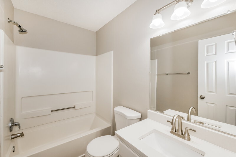 3,200/Mo, 5111 Whisenand Dr Indianapolis, IN 46254 Bathroom View