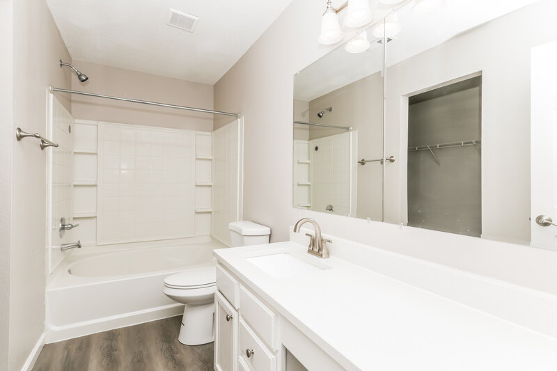 2,130/Mo, 6336 Alonzo Dr Indianapolis, IN 46217 Main Bathroom View