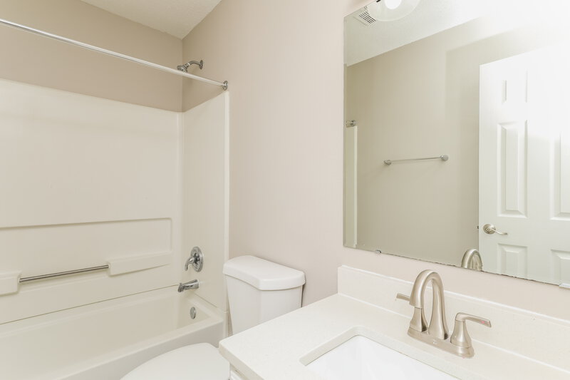 2,130/Mo, 6336 Alonzo Dr Indianapolis, IN 46217 Bathroom View