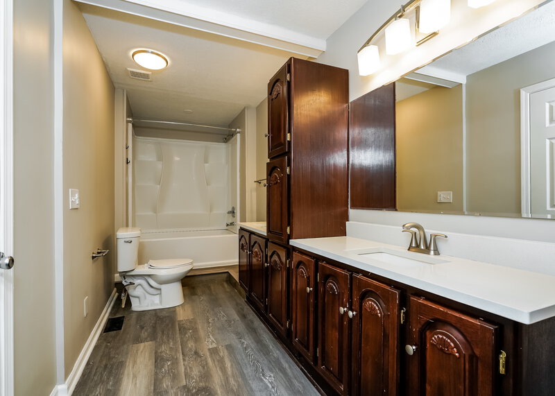 1,720/Mo, 5112 Beechwood Rd Avon, IN 46123 Main Bathroom View