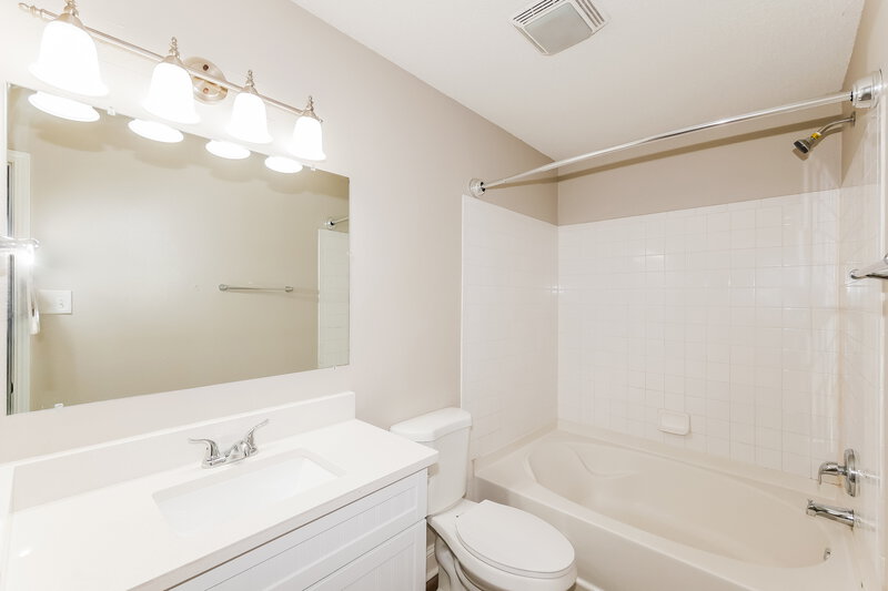 1,965/Mo, 6827 Earlswood Dr Indianapolis, IN 46217 Main Bathroom View
