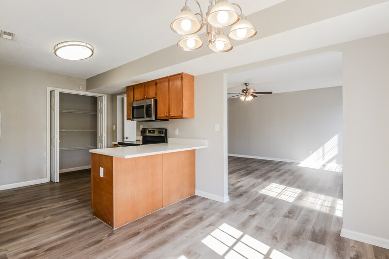 2,085/Mo, 4011 Village Trace Blvd Indianapolis, IN 46254 Dining Room View 2