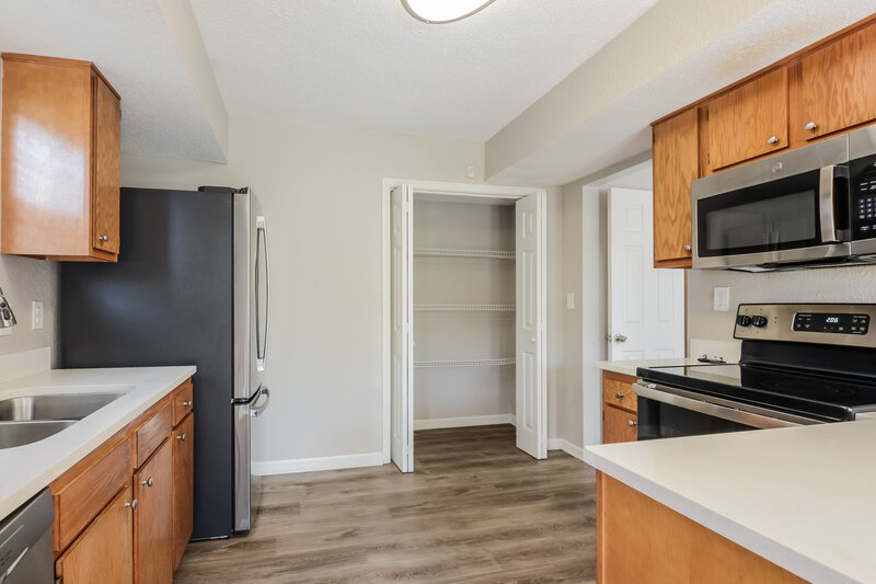 2,085/Mo, 4011 Village Trace Blvd Indianapolis, IN 46254 Kitchen View