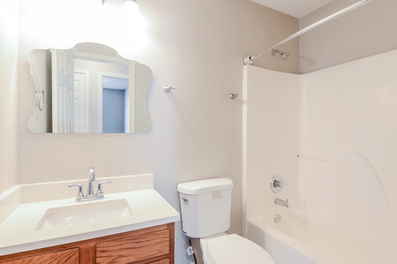 2,085/Mo, 4011 Village Trace Blvd Indianapolis, IN 46254 Bathroom View