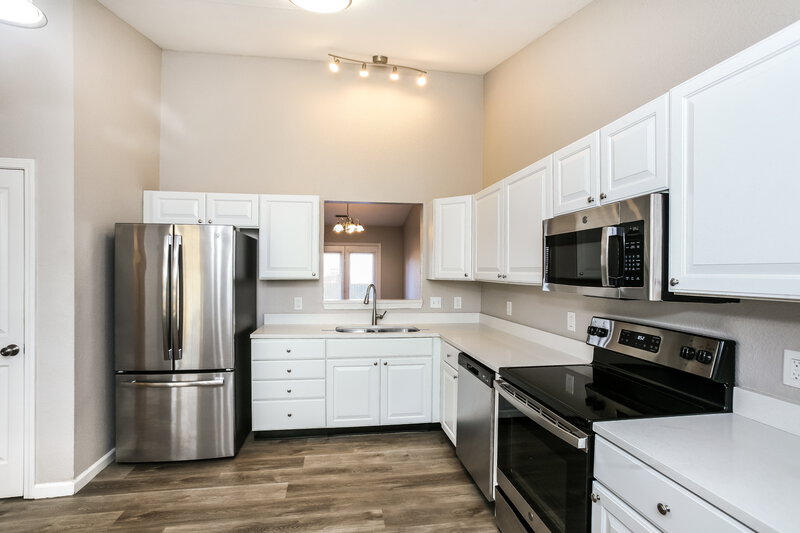 2,140/Mo, 6566 Crossbridge Dr Noblesville, IN 46062 Kitchen View 2