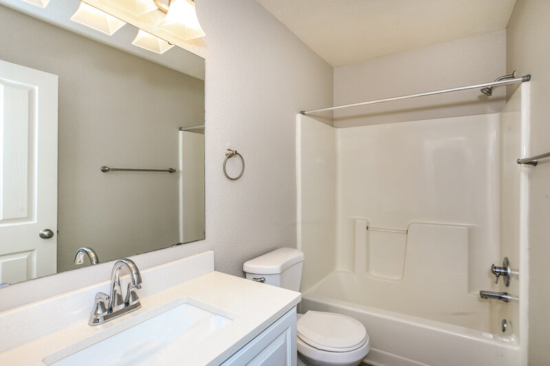 2,140/Mo, 6566 Crossbridge Dr Noblesville, IN 46062 Bathroom View