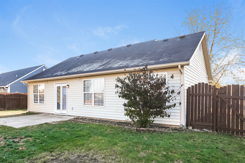 2,140/Mo, 6566 Crossbridge Dr Noblesville, IN 46062 Rear View