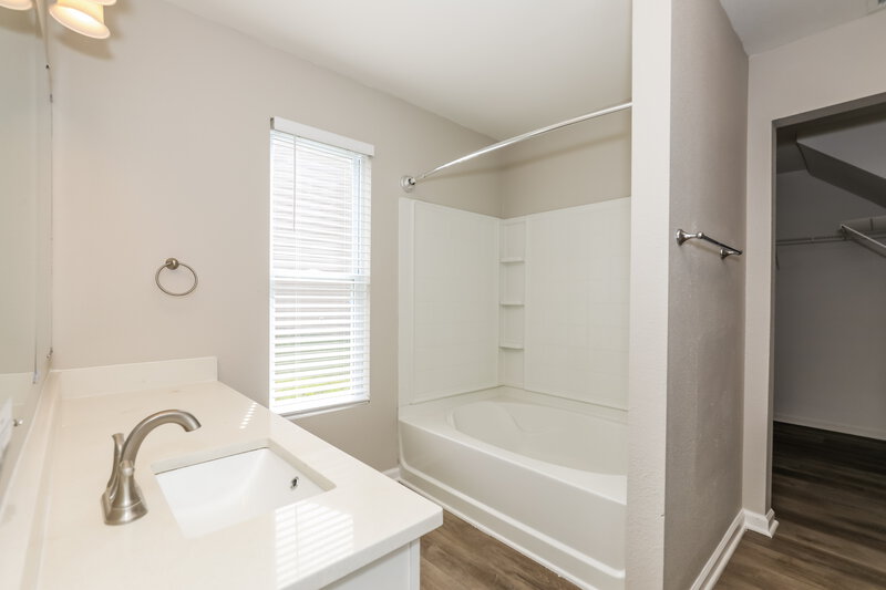 2,265/Mo, 2035 Brookside Ct Greenfield, IN 46140 Main Bathroom View
